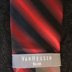 NWT Van Heusen Slim Neck Tie Red Stripe Christmas